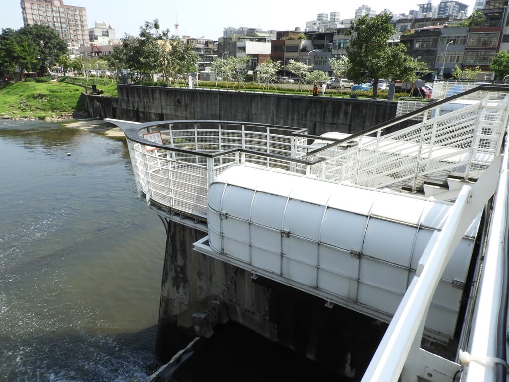 老街溪開蓋紀念廣場的圖片：興南堰水壩上凸出的觀景台