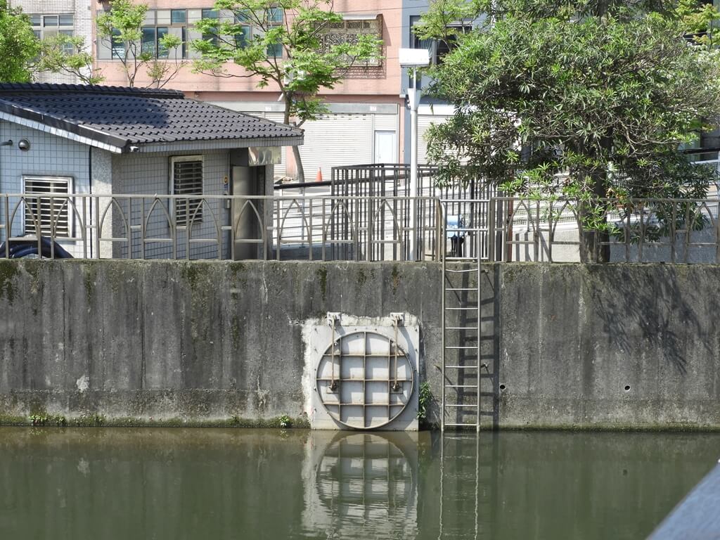 老街溪開蓋紀念廣場的圖片：興南堰水壩旁的水利設施