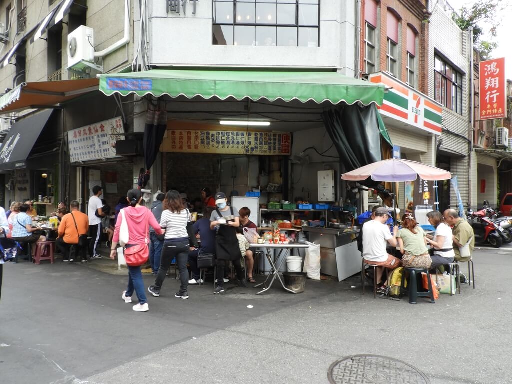 迪化街的圖片：7-11旁的轉角小吃店人潮