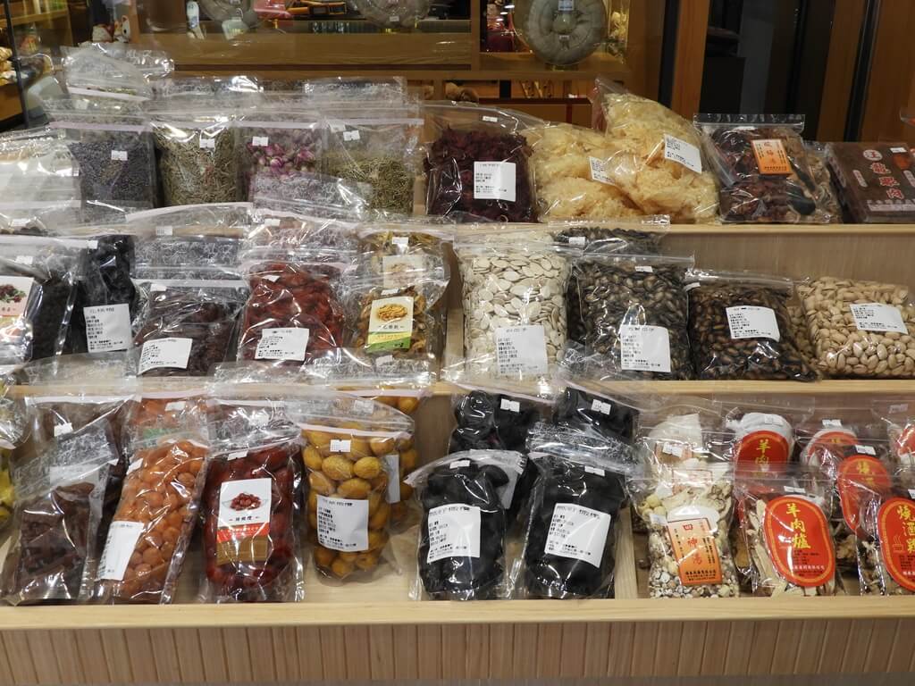 迪化街的圖片：各式蜜餞、瓜子、四神湯料、羊肉爐材料包