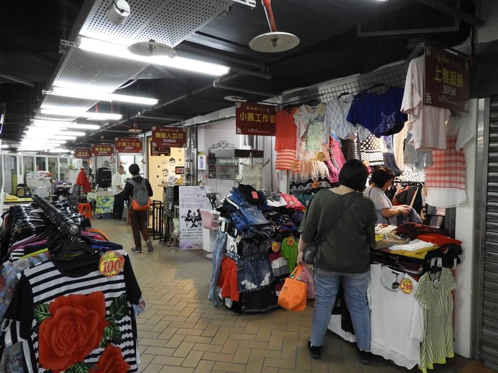 永樂布業商場（永樂市場）的圖片：永樂市場 1F 服飾商店街，上雅、小燕工作室
