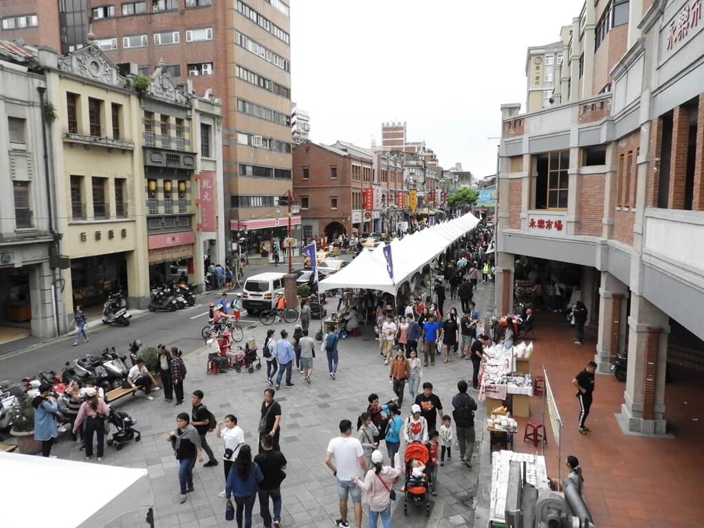 永樂布業商場（永樂市場）的圖片：從二樓陽台看永樂市場前廣場的人潮、市集