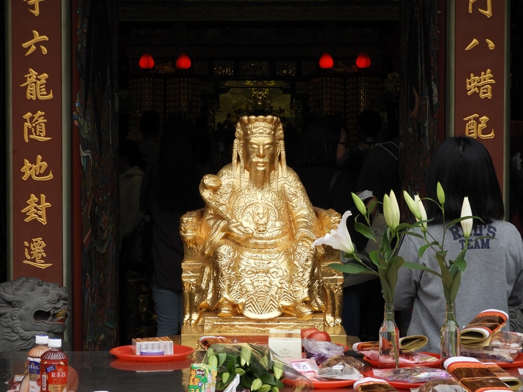 台北霞海城隍廟的圖片：金色神明象