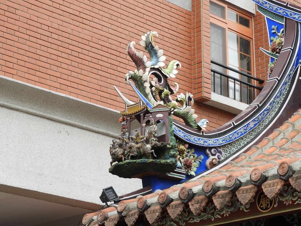 台北霞海城隍廟的圖片：霞海城隍廟屋頂上的藝術剪黏