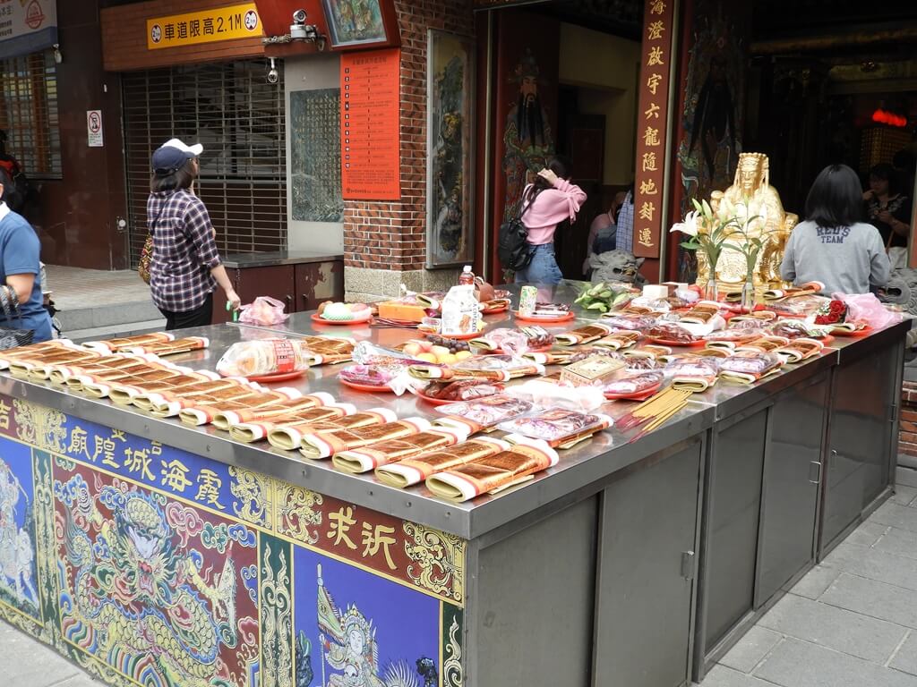 台北霞海城隍廟的圖片：祭祀桌上的金紙、祭品