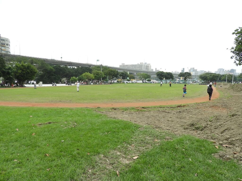延平河濱公園（台北市）的圖片：綠草皮操場及紅土跑道