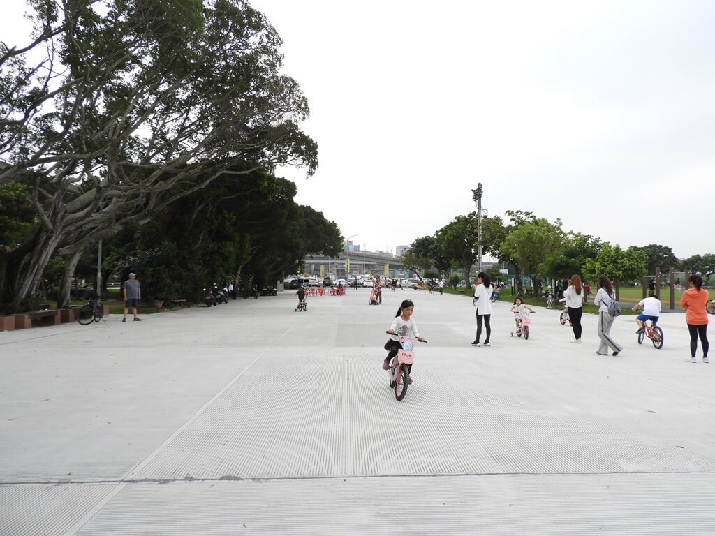 延平河濱公園（台北市）的圖片：水泥廣場上的遊客們