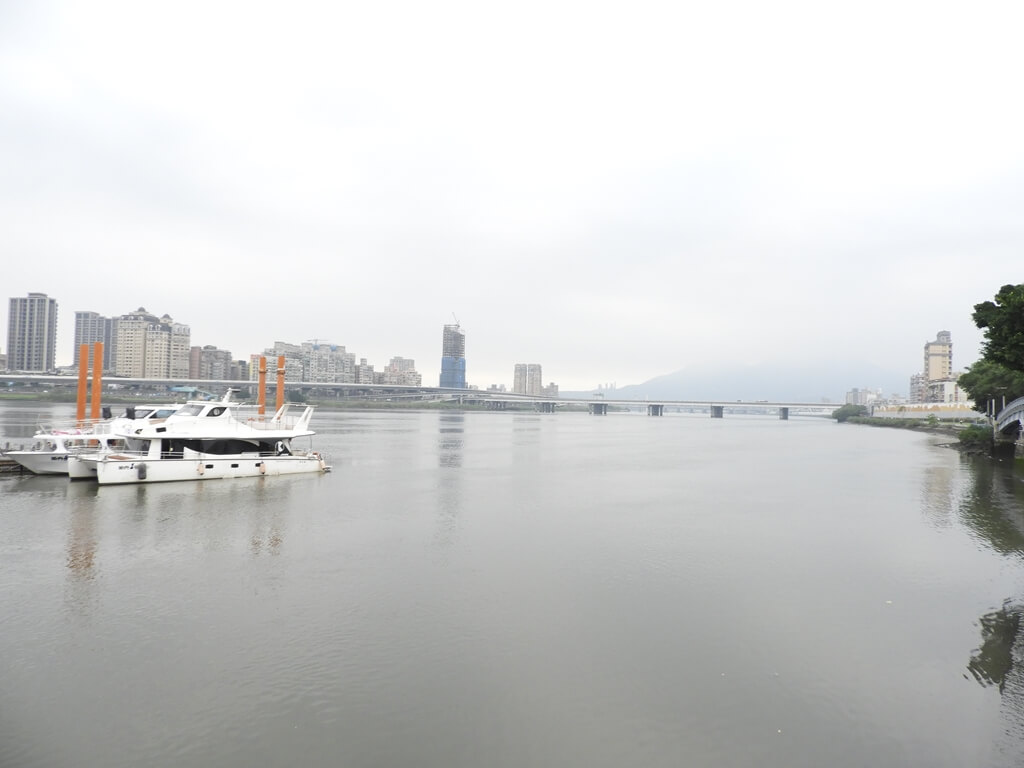 大稻埕碼頭的圖片：淡水河上的台北橋（起大霧）