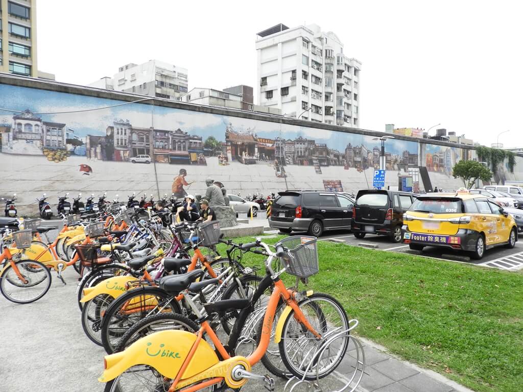 大稻埕碼頭的圖片：大稻埕碼頭 YouBike 及牆上彩繪