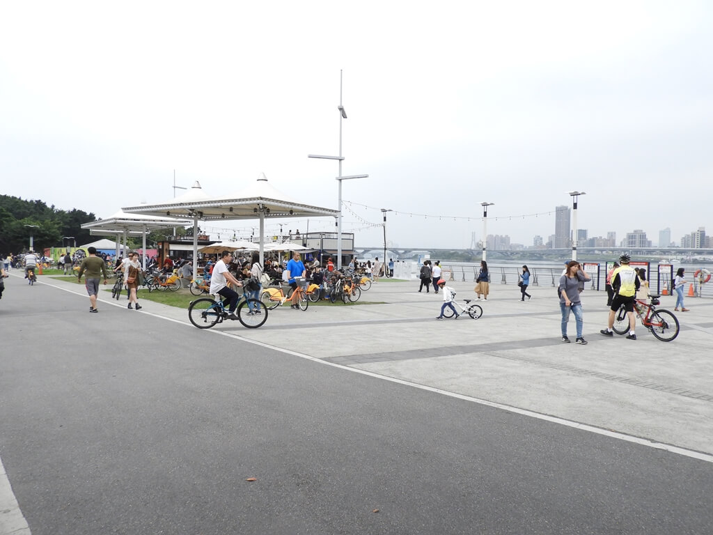 大稻埕碼頭的圖片：碼頭廣場及遊客（123660704）