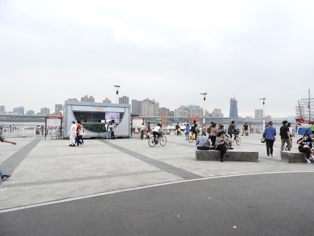 大稻埕碼頭的圖片：碼頭廣場及遊客（123660705）