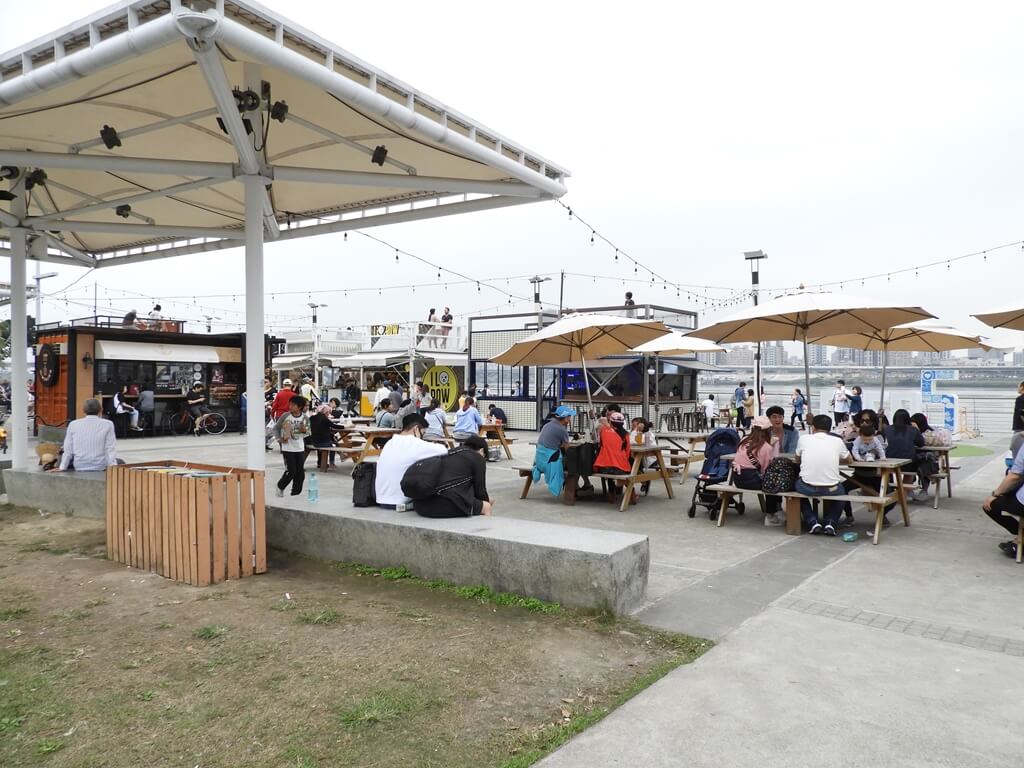 大稻埕碼頭的圖片：碼頭商店區及遊客（123660706）