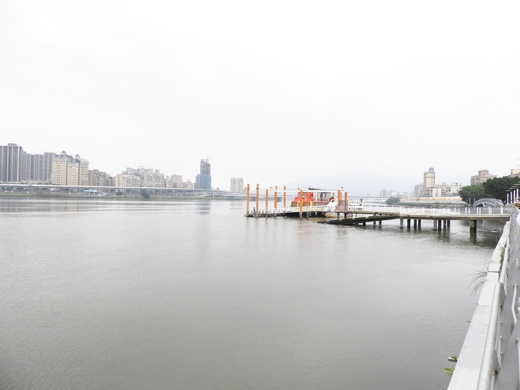 大稻埕碼頭的圖片：大稻埕碼頭藍色公路船舶及淡水河