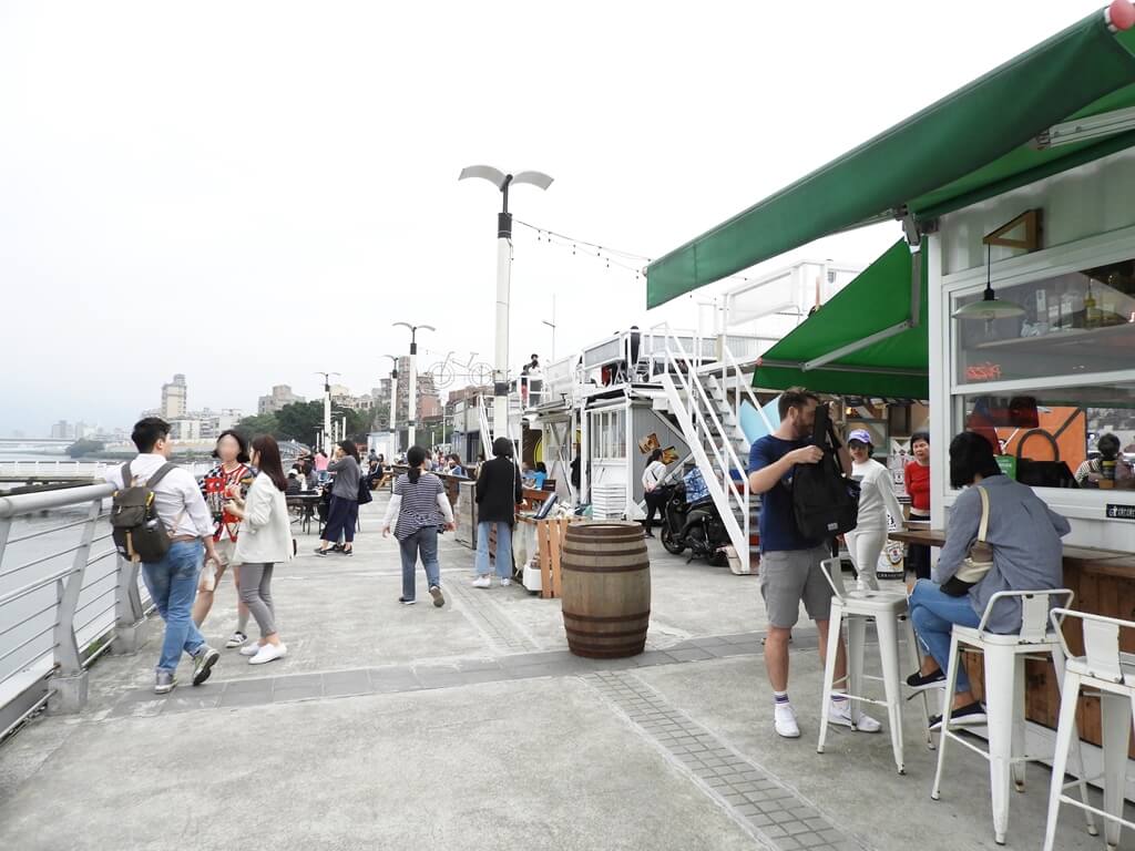 大稻埕碼頭的圖片：碼頭商店區及遊客（123660710）