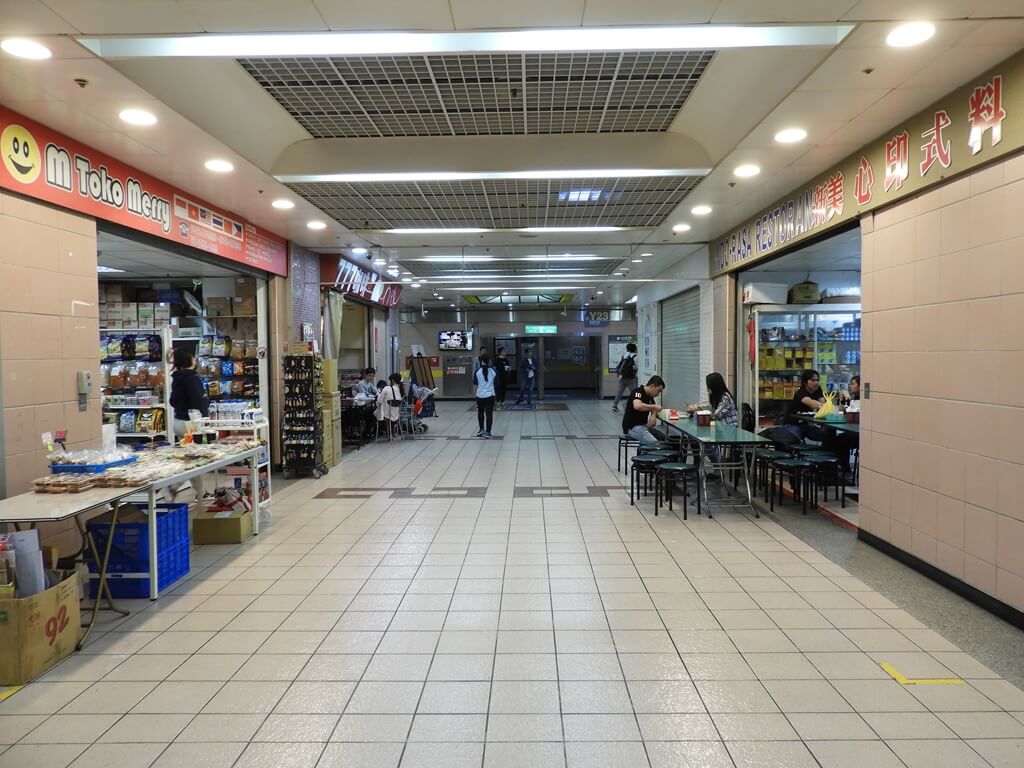 【携程攻略】台北台北地下街购物,因为破先生的关系，去过太多次地下街陪他淘动漫产品。佩服长长的地下…