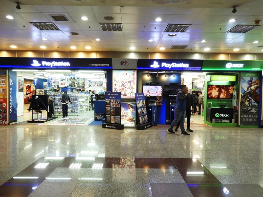 台北地下街 Taipei City Mall的圖片：販售 PlayStation、XBOX 的電玩店家