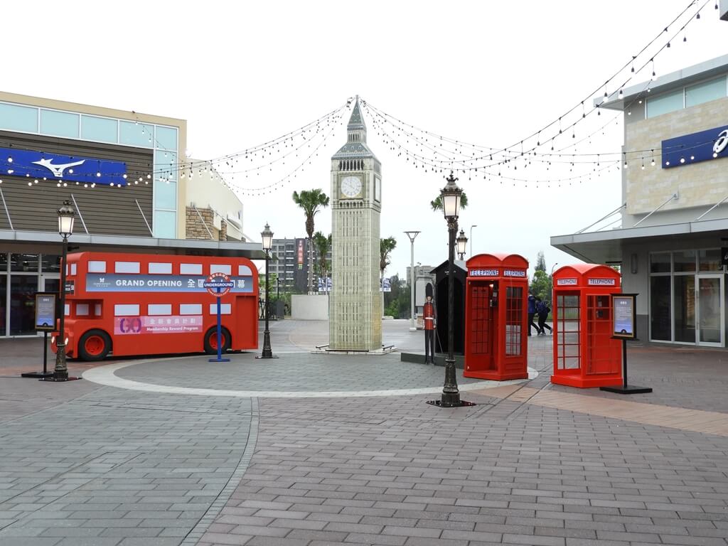 華泰名品城的圖片：英式風格拍照場景，英國大笨鐘、紅色雙層巴士、電話亭