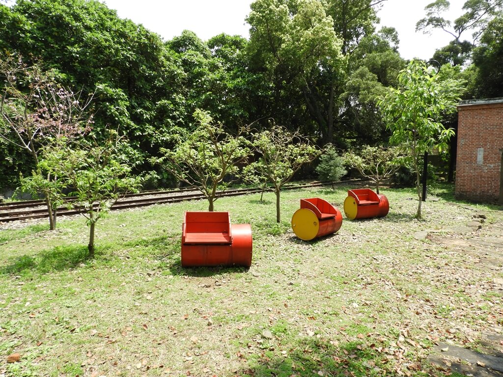 淡水文化園區 - 殼牌倉庫的圖片：三張用潤滑油桶改造的椅子
