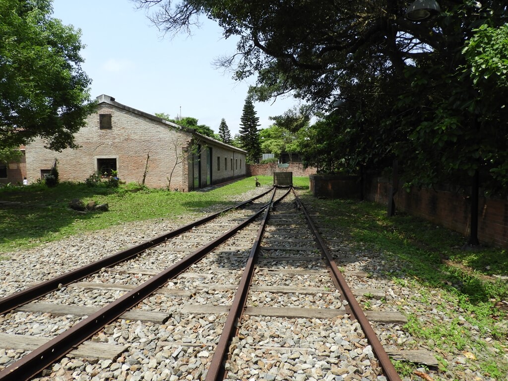 淡水文化園區 - 殼牌倉庫的圖片：交錯的舊鐵道
