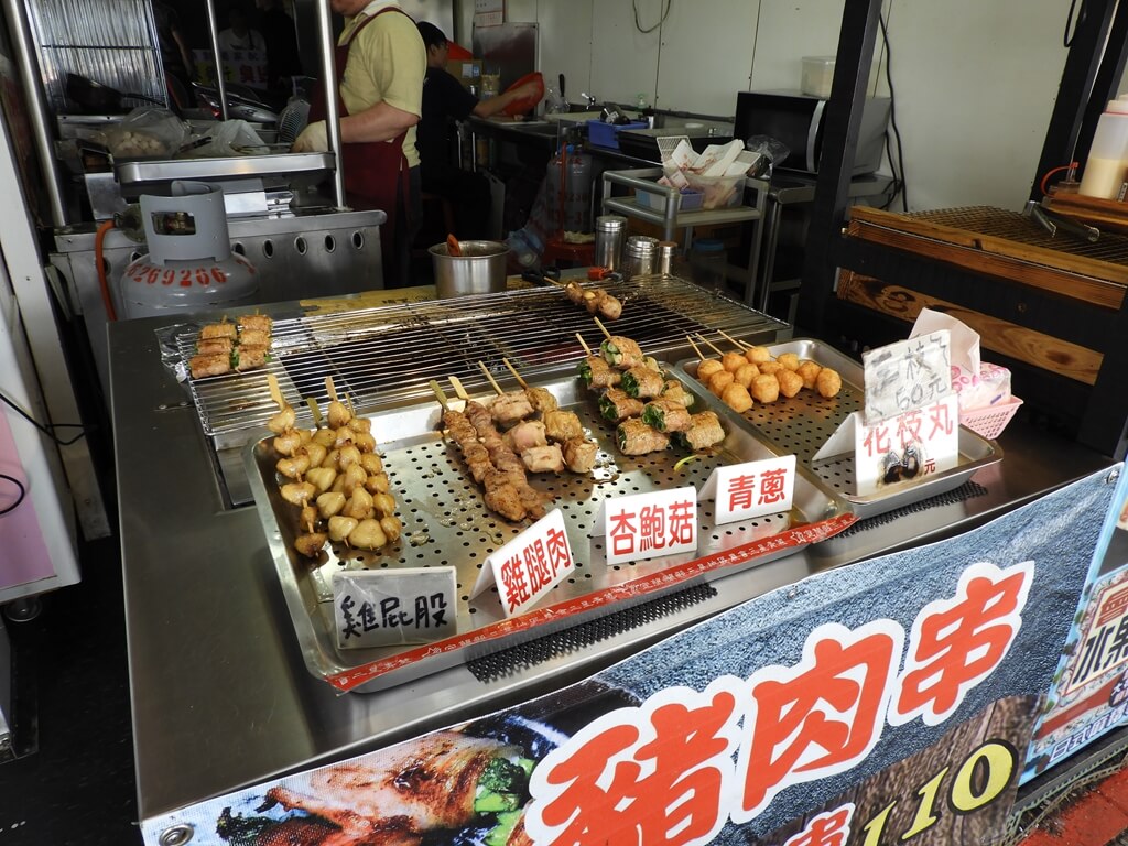 淡水老街的圖片：烤肉攤：雞屁股、雞腿肉、杏苞菇、青蔥、花枝丸、豬肉串