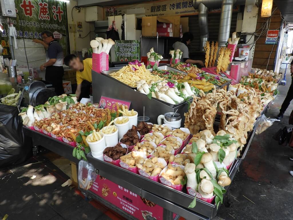 淡水老街的圖片：花枝道任君挑選的各式炸物、花枝、杏苞菇、薯條、螃蟹