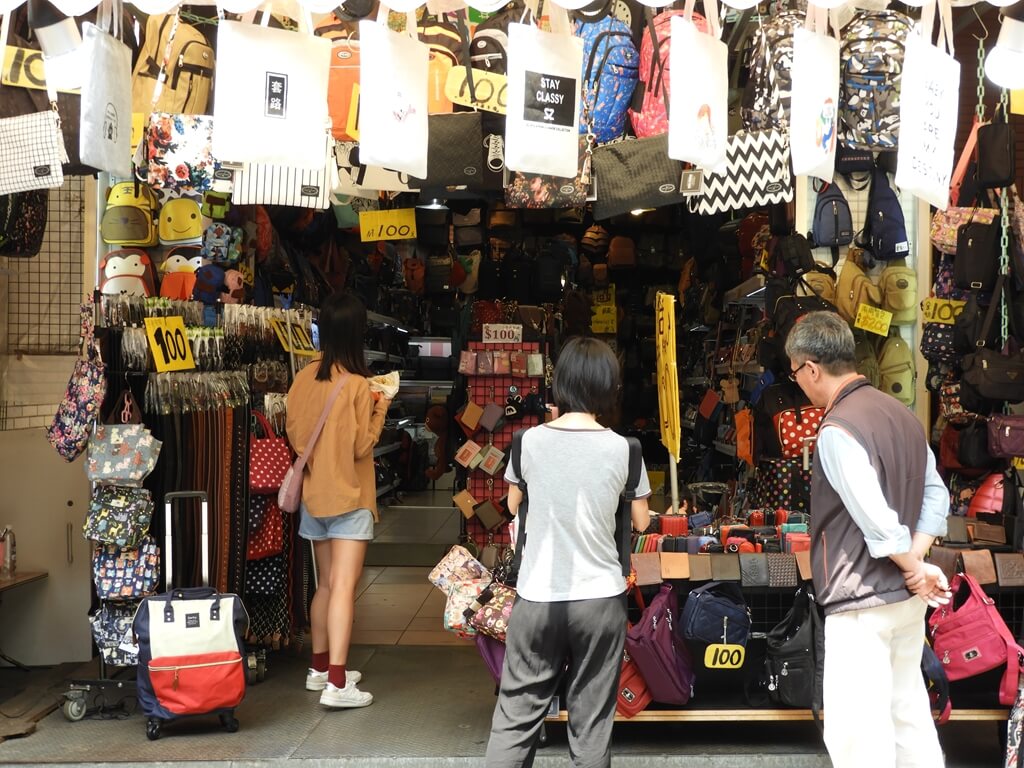 淡水老街的圖片：各式各樣的包包專賣店