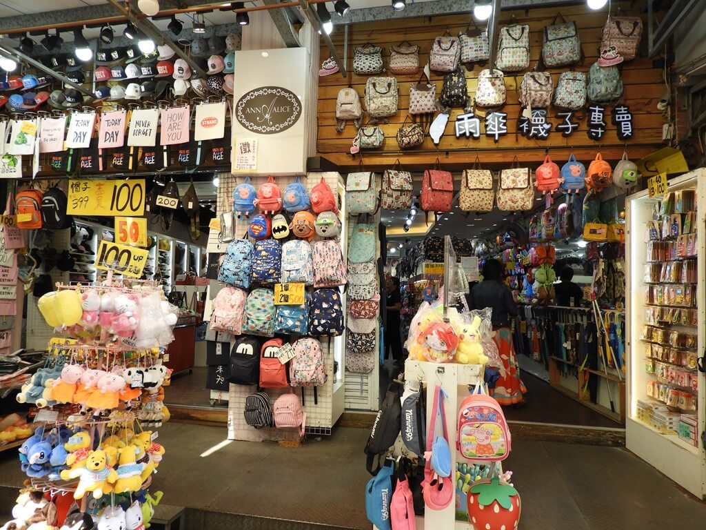 淡水老街的圖片：雨傘襪子專賣店