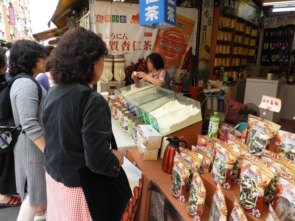 淡水老街的圖片：杏仁茶、杏仁粉專賣店