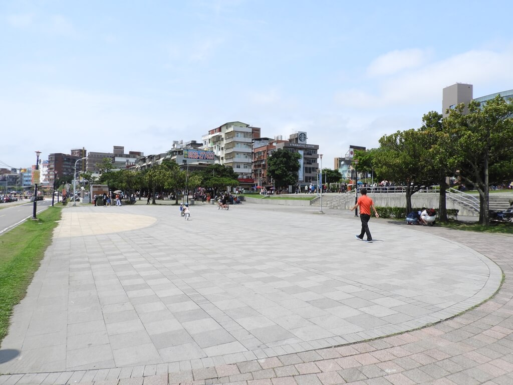 淡水金色水岸的圖片：淡水捷運站及金色水岸自行車道間的扇形廣場