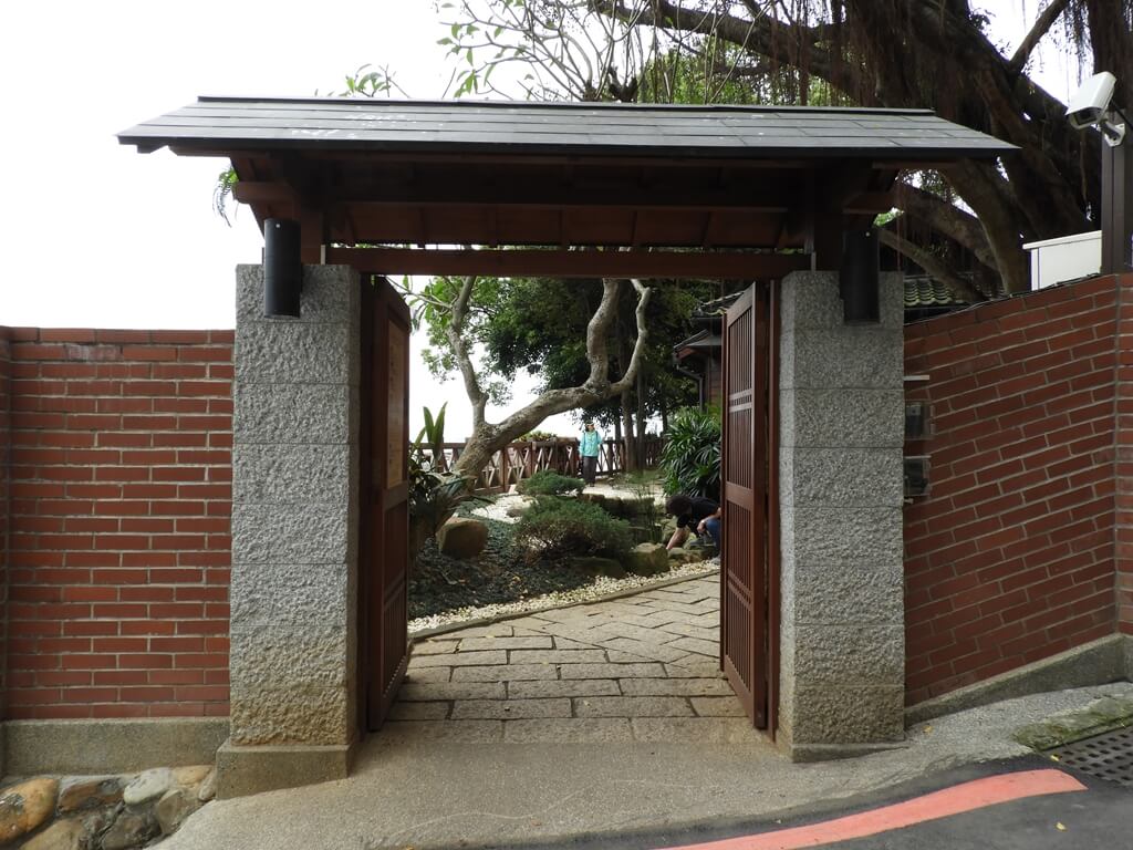 多田榮吉故居的圖片：有著木屋簷及木門的出入口