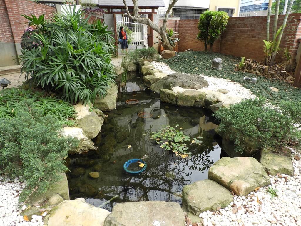 多田榮吉故居的圖片：庭園造景水池有養小魚