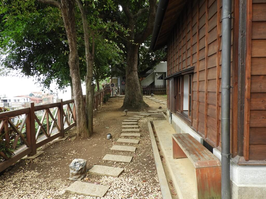 多田榮吉故居的圖片：日式建築旁的庭園走道