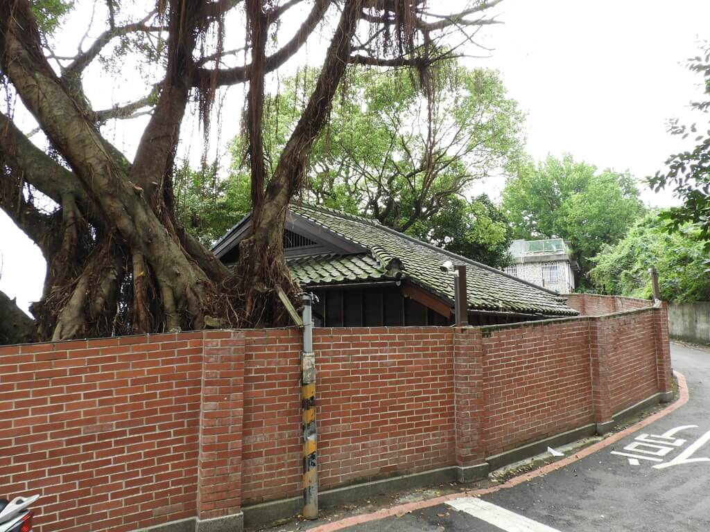 多田榮吉故居的圖片：日式建築外圍牆及馬路