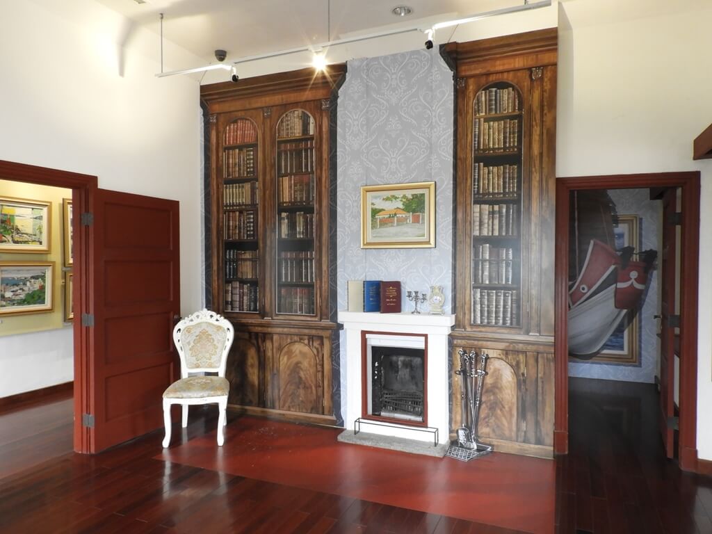淡水小白宮（前清淡水關稅務司官邸）的圖片：書櫃及壁爐裝飾