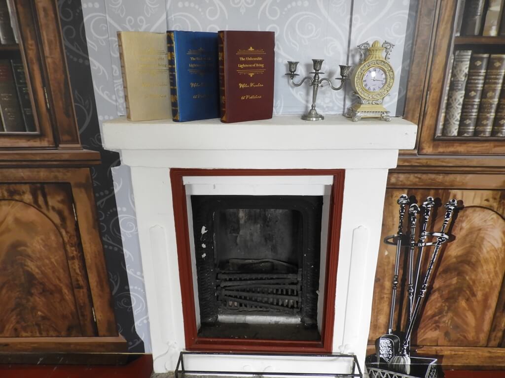 淡水小白宮（前清淡水關稅務司官邸）的圖片：書本、壁爐、燭台