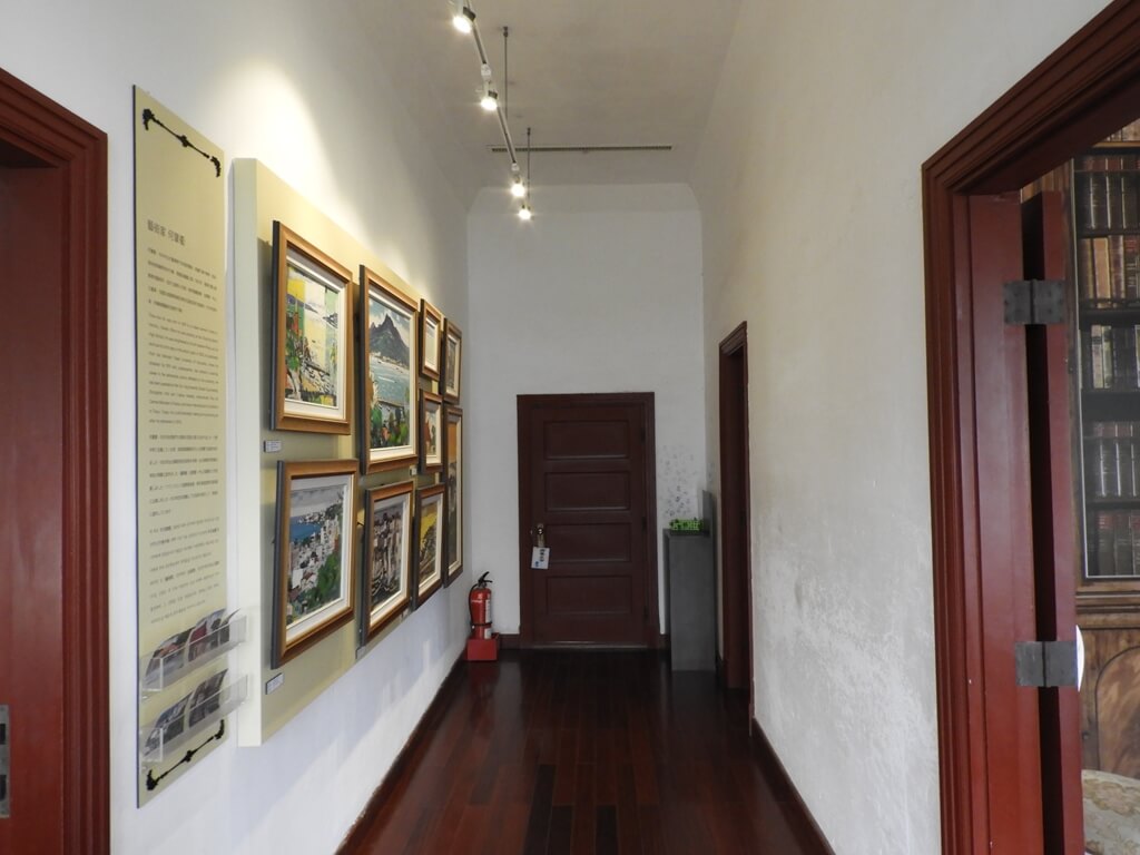 淡水小白宮（前清淡水關稅務司官邸）的圖片：室內走廊，左側有許多壁畫