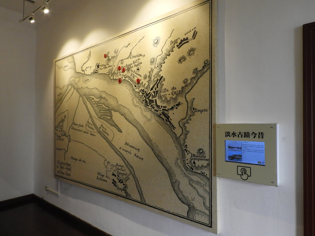 淡水小白宮（前清淡水關稅務司官邸）的圖片：古地圖及淡水古蹟今昔互動看板