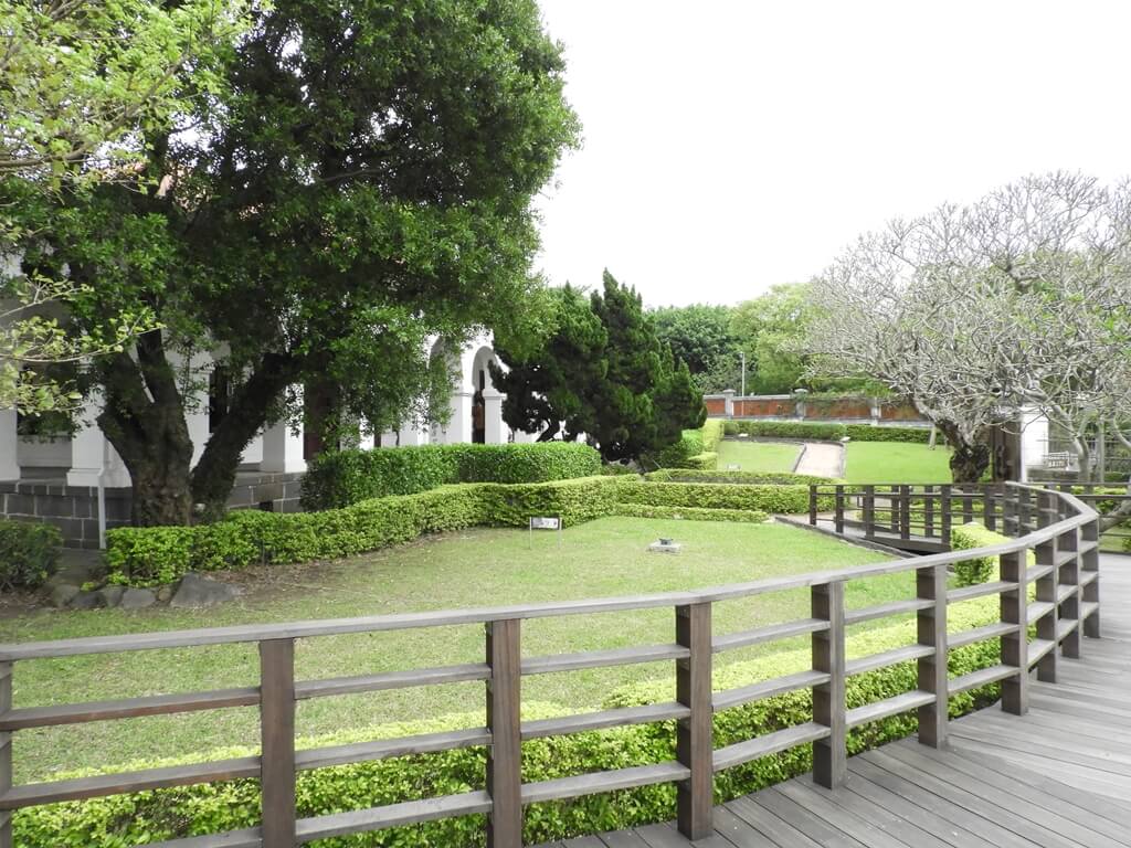 淡水小白宮（前清淡水關稅務司官邸）的圖片：木棧道及綠草皮