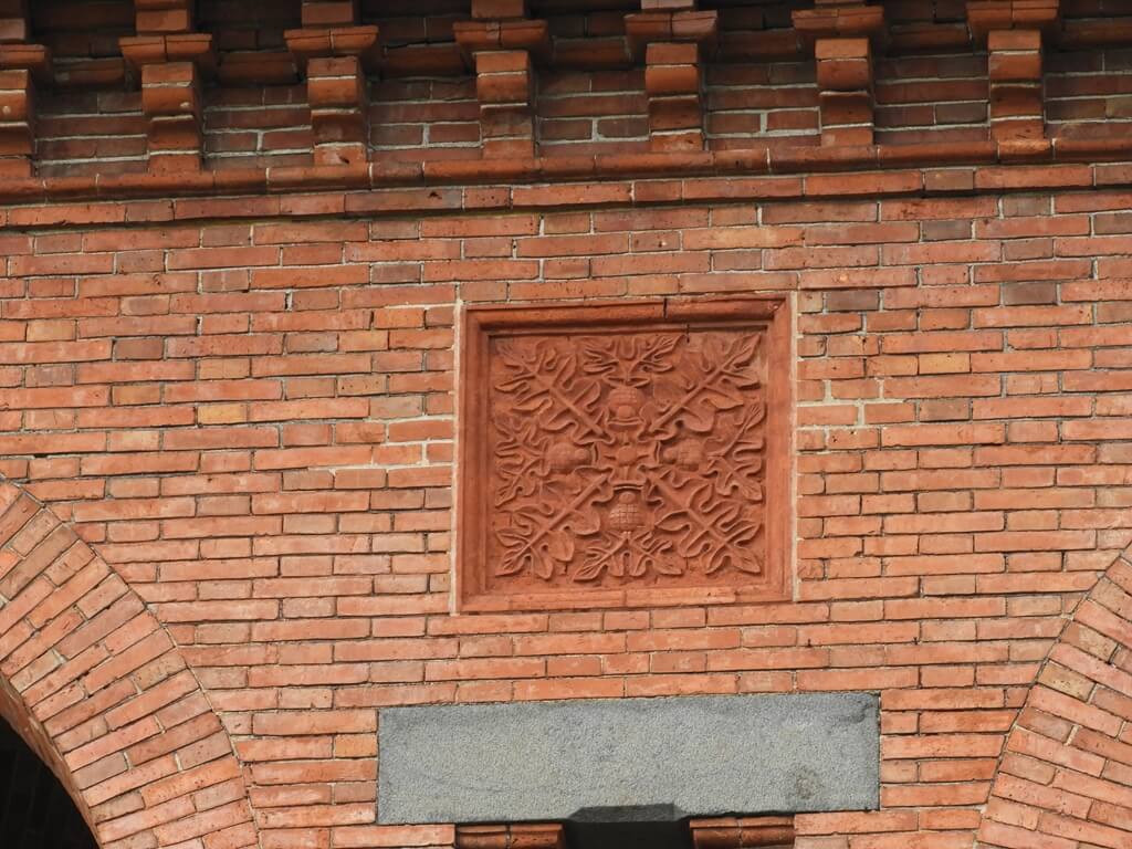 淡水紅毛城的圖片：紅磚牆上的磚雕圖騰