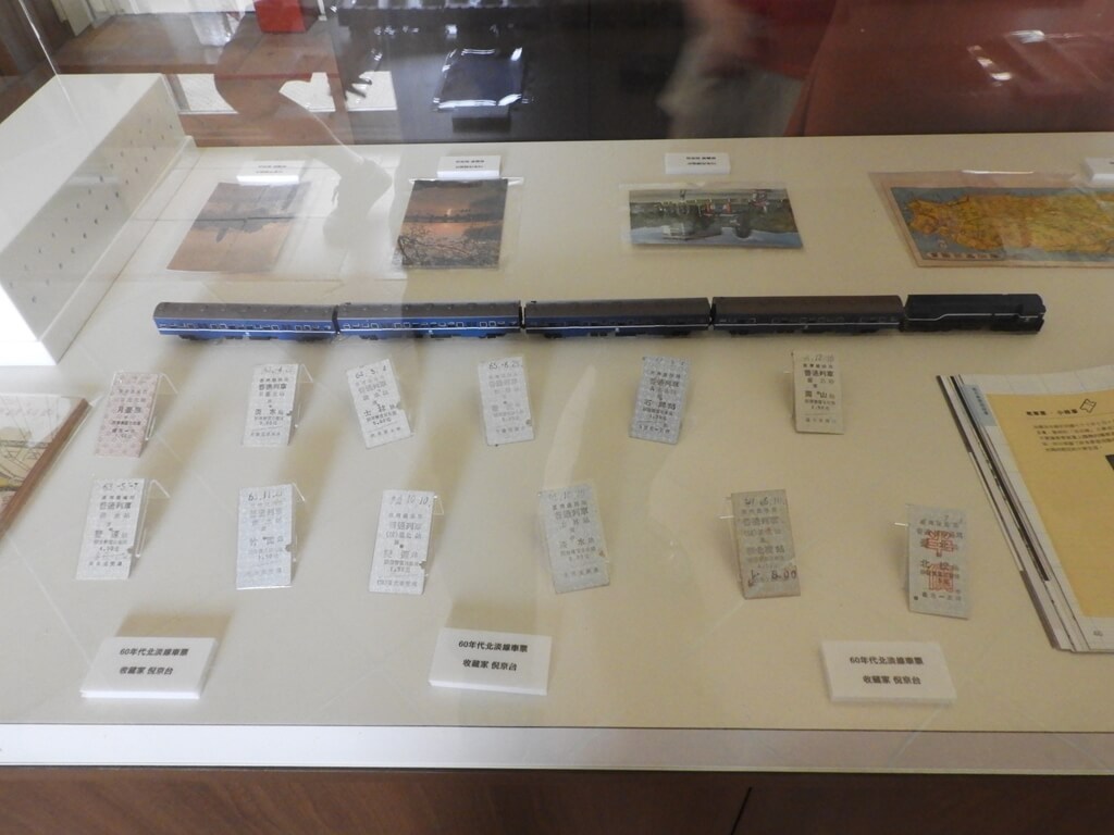 淡水紅毛城的圖片：早期的火車票展示