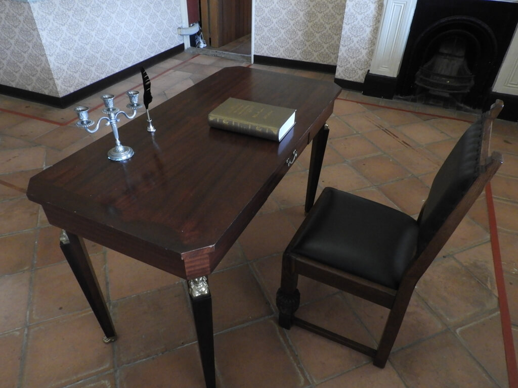 淡水紅毛城的圖片：辦公桌椅組、燭臺、原文書