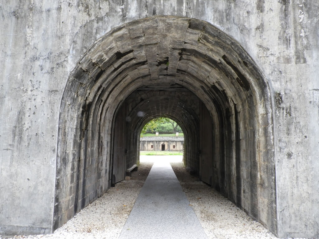 滬尾礮臺（滬尾砲台）的圖片：厚實的拱門隧道
