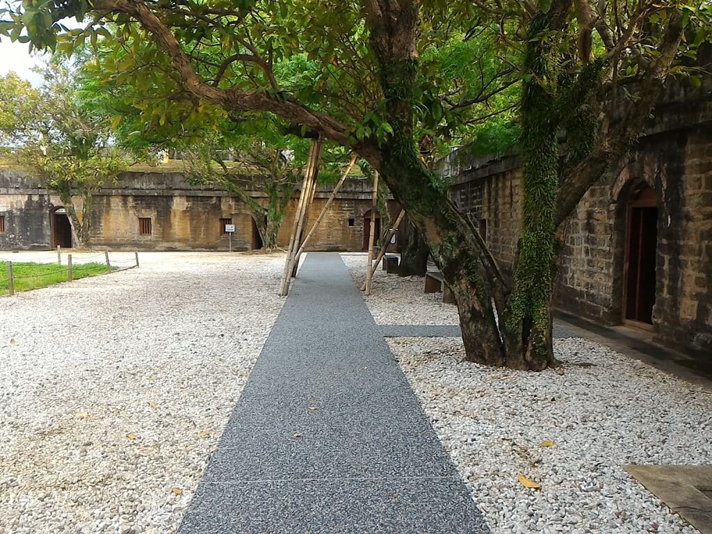 滬尾礮臺（滬尾砲台）的圖片：廣場旁的走道及老樹