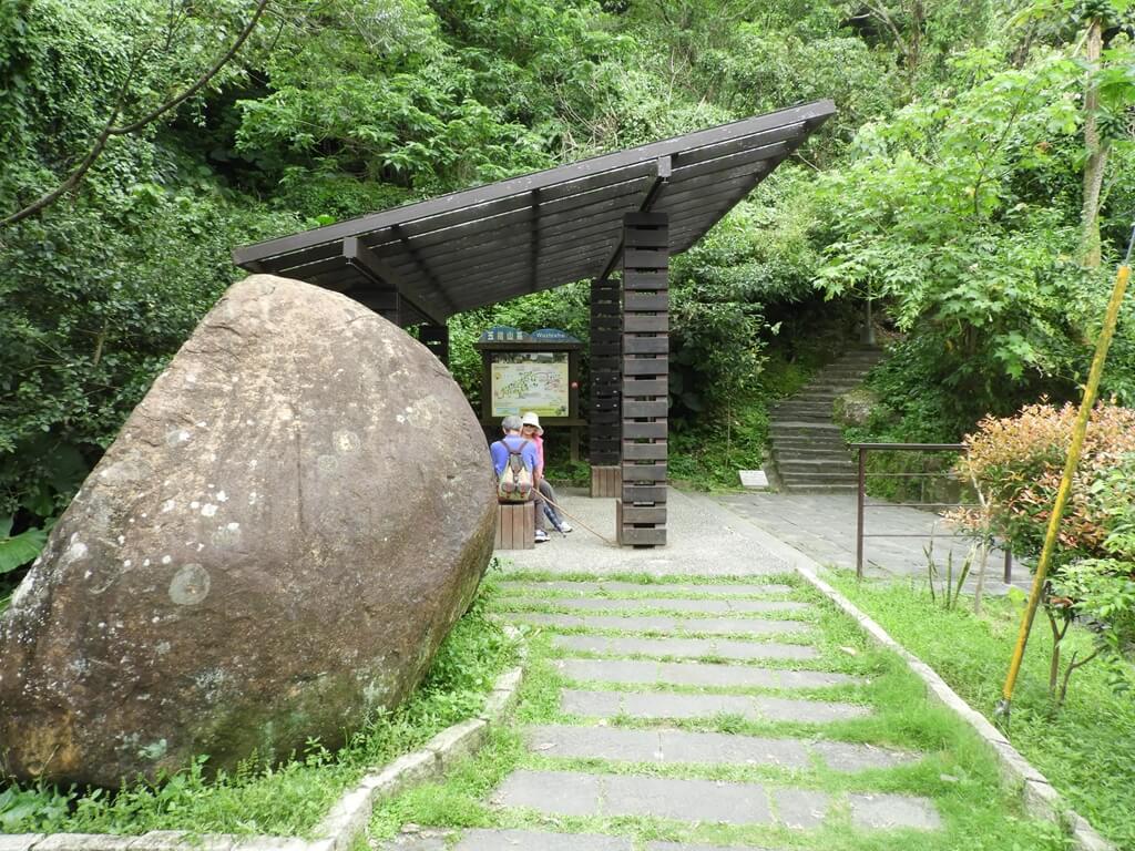 白鷺鷥山的圖片：登山口前的巨石