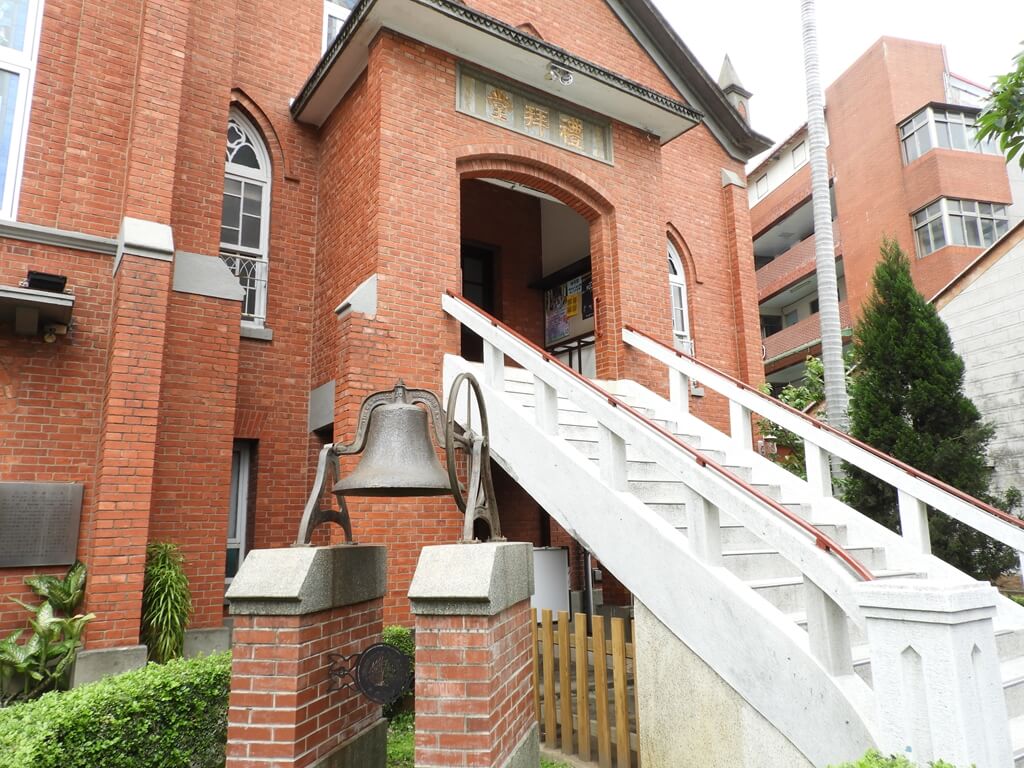 淡水禮拜堂的圖片：禮拜堂前階梯及福音鐘