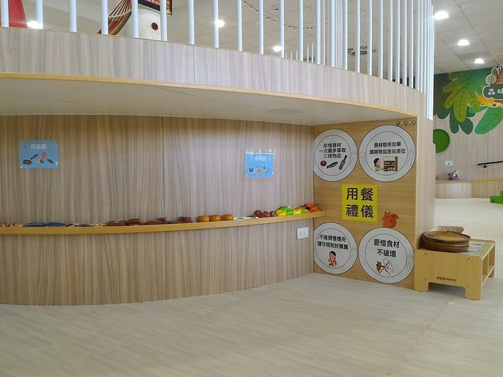 桃園市平鎮親子館的圖片：玩具食材區在平台下層