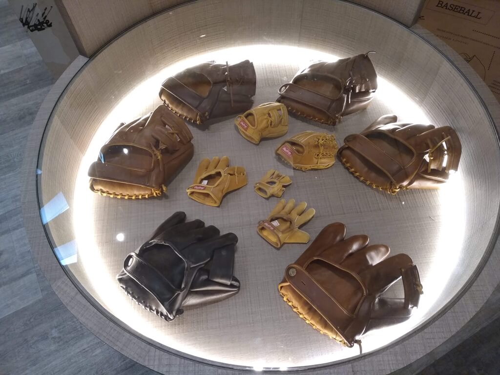 名人堂花園大飯店&棒球名人堂的圖片：這些都是復刻棒球手套