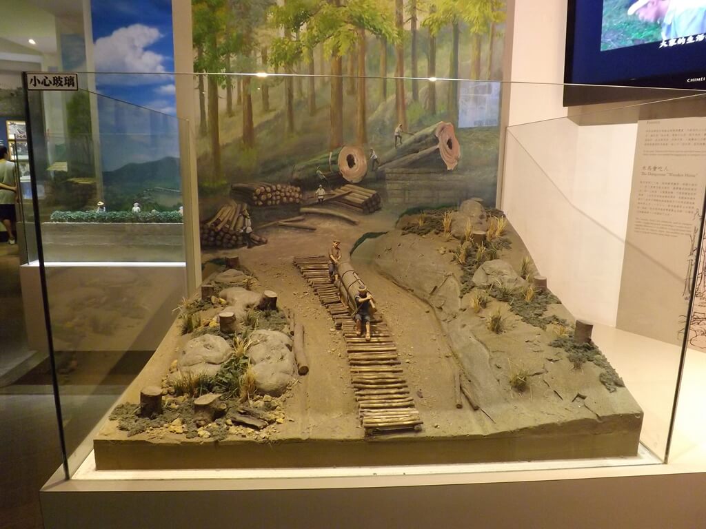 臺灣客家文化館的圖片：客家人在山中運木材的模型