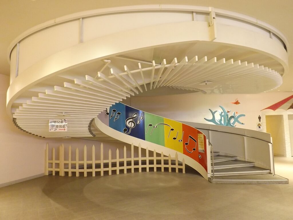 臺灣客家文化館的圖片：圓形樓梯