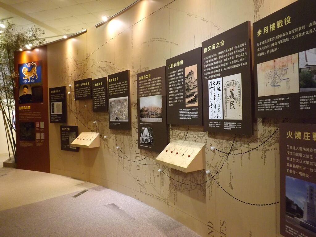 臺灣客家文化館的圖片：歷史戰役紀錄牆